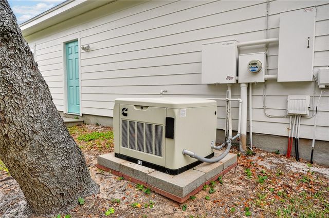 119 Bishop Rd., Rockport, TX 78382