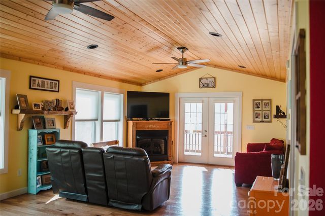 1086 Carters Ridge Road, Spruce Pine, NC 28777