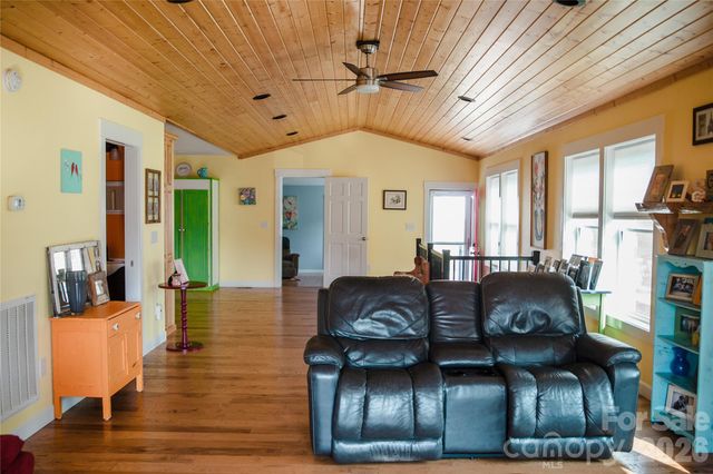 1086 Carters Ridge Road, Spruce Pine, NC 28777