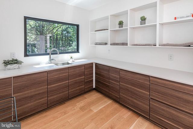 44 ARMOUR RD, Princeton, NJ 08540