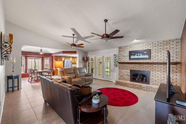 5201 Summerwind Way, Bakersfield, CA 93308