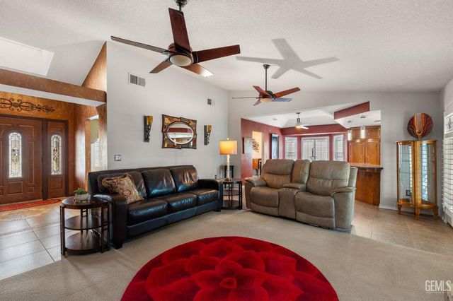 5201 Summerwind Way, Bakersfield, CA 93308