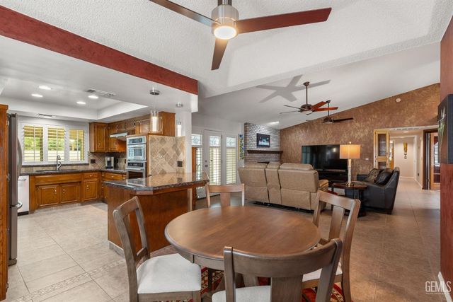 5201 Summerwind Way, Bakersfield, CA 93308