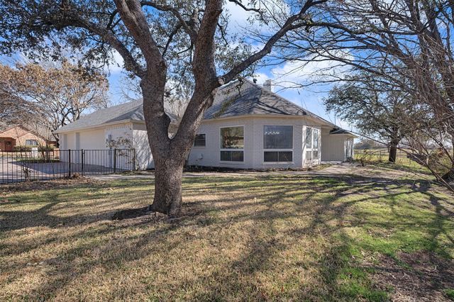 3655 Snow Creek Drive, Fort Worth, TX 76008