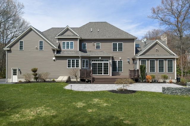 21 Stable Way, Medway, MA 02053