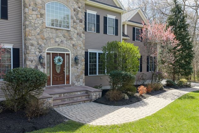 21 Stable Way, Medway, MA 02053