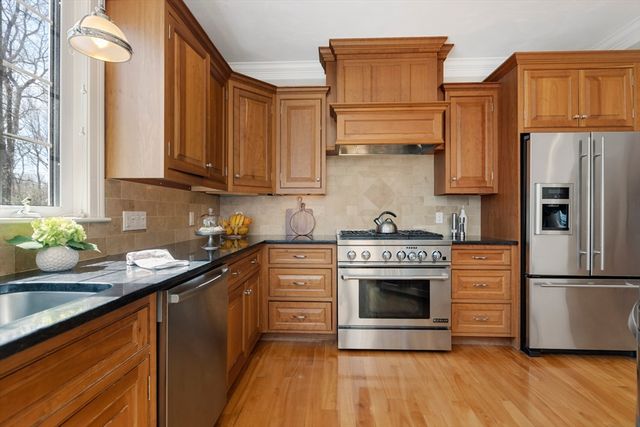 21 Stable Way, Medway, MA 02053