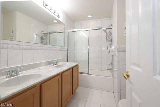 125 Adamecs Way 26, South Amboy City, NJ 08879
