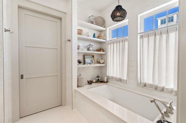 2409 E Seaside Drive, Galveston, TX 77550