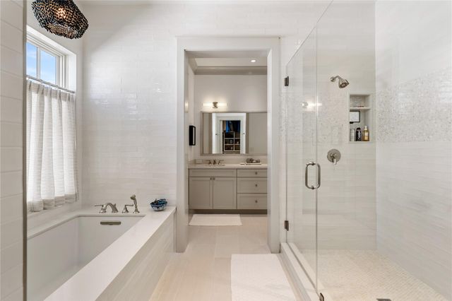 2409 E Seaside Drive, Galveston, TX 77550