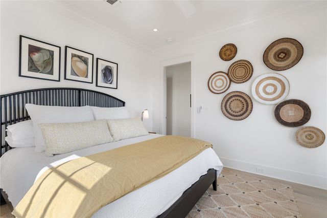 2409 E Seaside Drive, Galveston, TX 77550