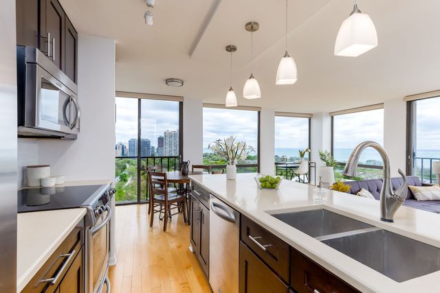 345 W Fullerton Parkway 2001, Chicago, IL 60614