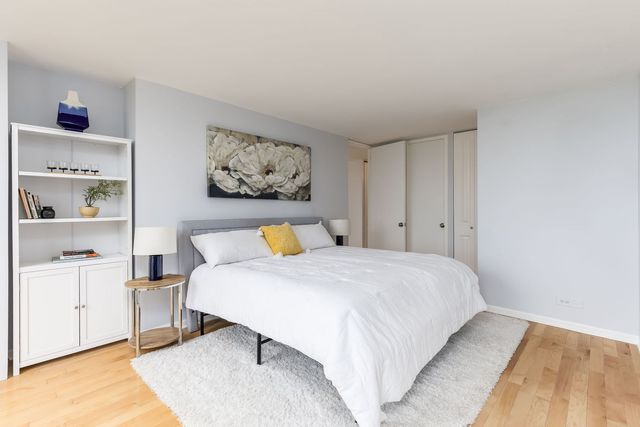 345 W Fullerton Parkway 2001, Chicago, IL 60614