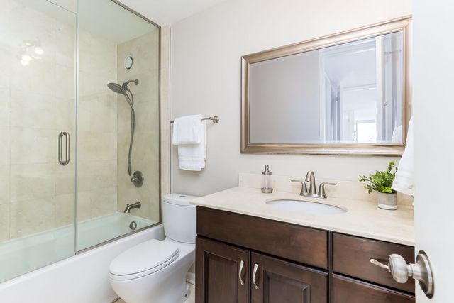 345 W Fullerton Parkway 2001, Chicago, IL 60614