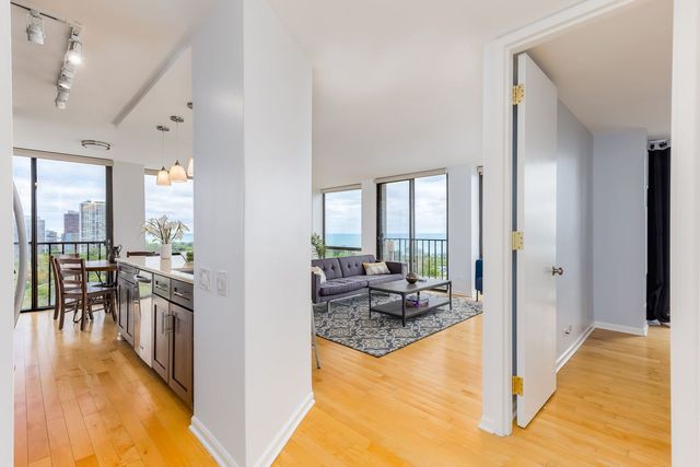 345 W Fullerton Parkway 2001, Chicago, IL 60614