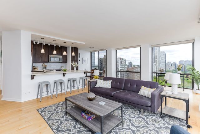 345 W Fullerton Parkway 2001, Chicago, IL 60614