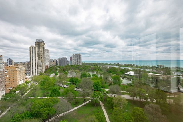 345 W Fullerton Parkway 2001, Chicago, IL 60614