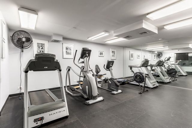 345 W Fullerton Parkway 2001, Chicago, IL 60614