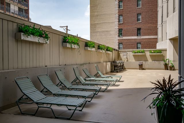 345 W Fullerton Parkway 2001, Chicago, IL 60614