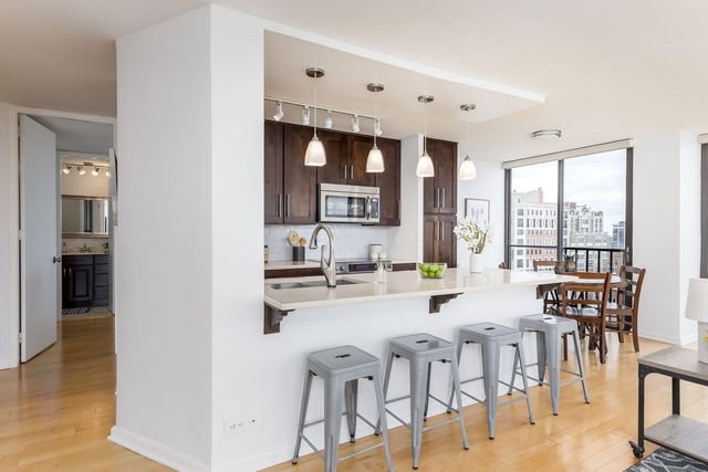 345 W Fullerton Parkway 2001, Chicago, IL 60614