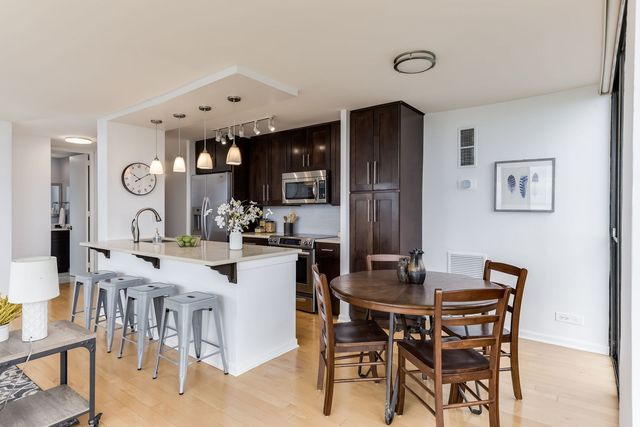345 W Fullerton Parkway 2001, Chicago, IL 60614