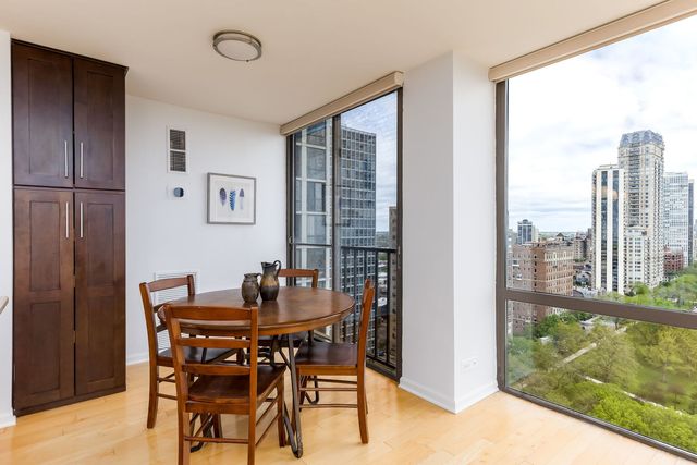 345 W Fullerton Parkway 2001, Chicago, IL 60614