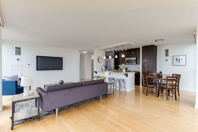 345 W Fullerton Parkway 2001, Chicago, IL 60614
