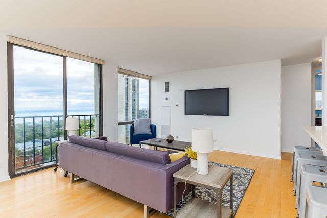 345 W Fullerton Parkway 2001, Chicago, IL 60614