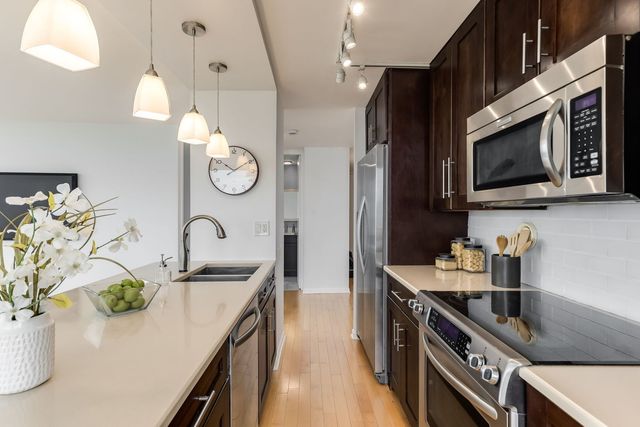 345 W Fullerton Parkway 2001, Chicago, IL 60614