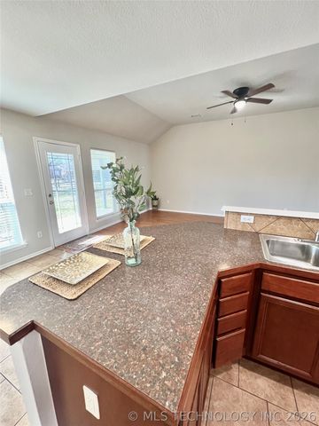 11280 S 277th East Avenue, Coweta, OK 74429