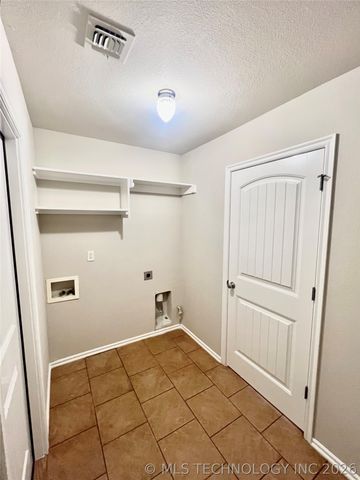 11280 S 277th East Avenue, Coweta, OK 74429