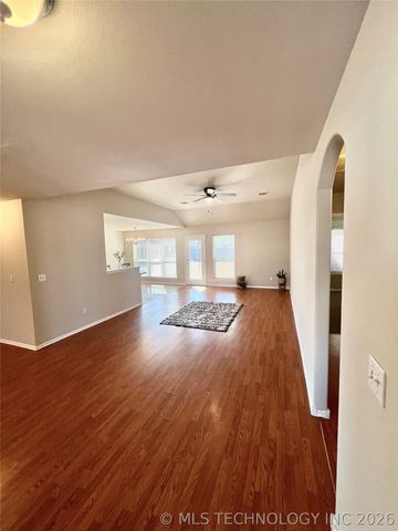 11280 S 277th East Avenue, Coweta, OK 74429