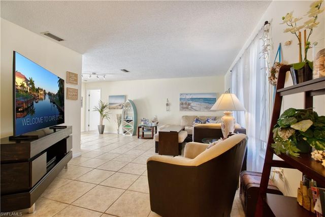 318 SE 33rd TER, Cape Coral, FL 33904