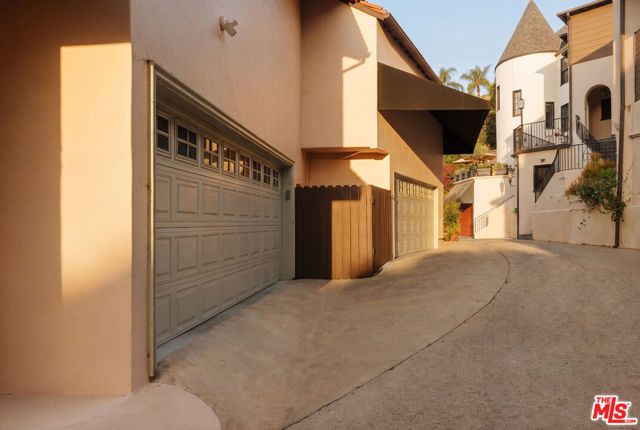 8233 Roxbury Road, Los Angeles, CA 90069
