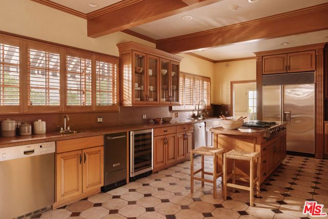 8233 Roxbury Road, Los Angeles, CA 90069