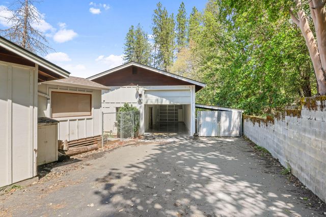 301 Red Spur Drive, Grants Pass, OR 97527