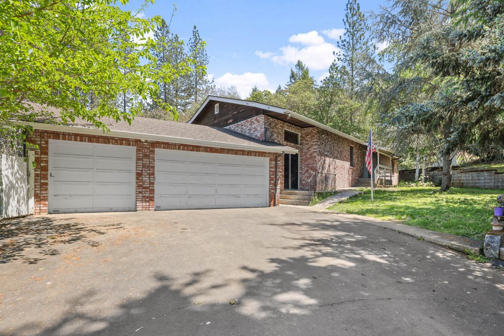 301 Red Spur Drive, Grants Pass, OR 97527