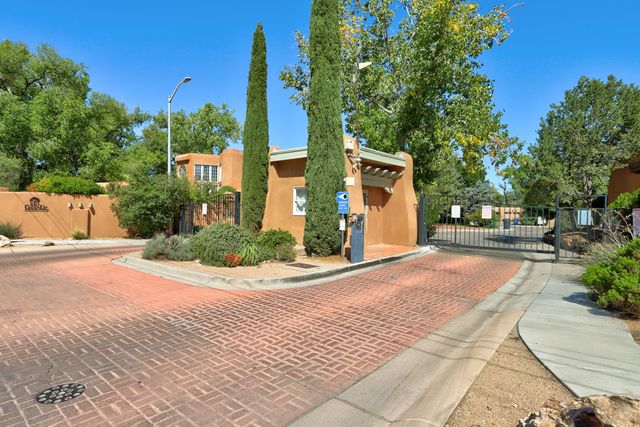 2916 Calle De Alamo NW, Albuquerque, NM 87104