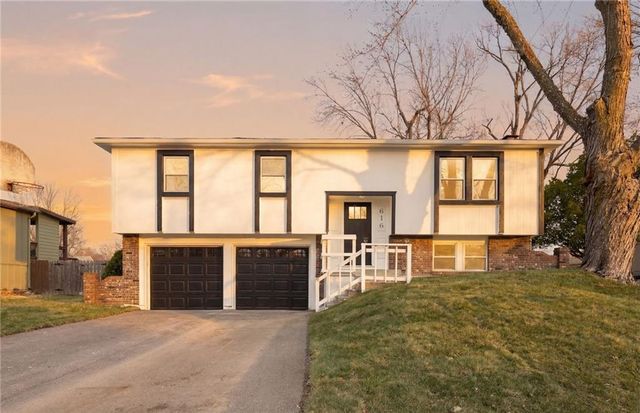 616 S Montclaire Drive, Olathe, KS 66061
