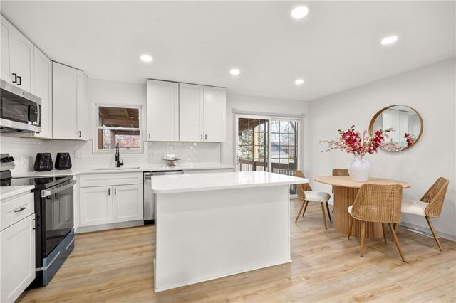 616 S Montclaire Drive, Olathe, KS 66061