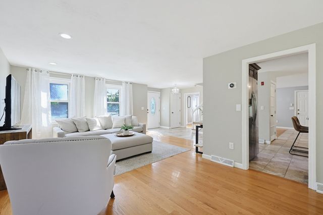 34 Zarek Dr, Attleboro, MA 02703