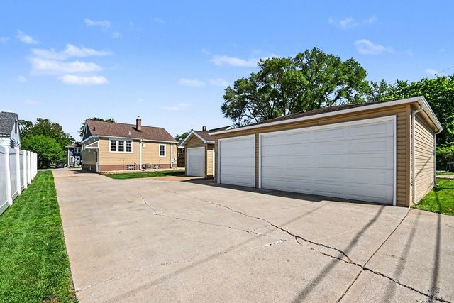18010 Burnham Avenue, Lansing, IL 60438