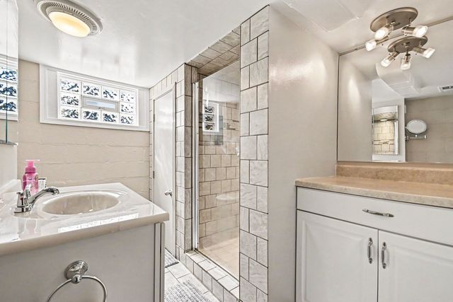 18010 Burnham Avenue, Lansing, IL 60438