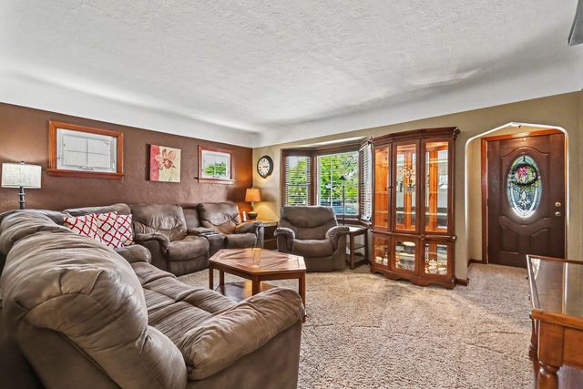 18010 Burnham Avenue, Lansing, IL 60438