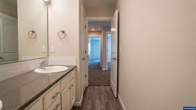 52 & 54 Sand Ridge Ct, Lebanon, OR 97355