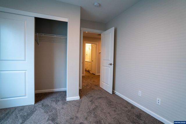 52 & 54 Sand Ridge Ct, Lebanon, OR 97355