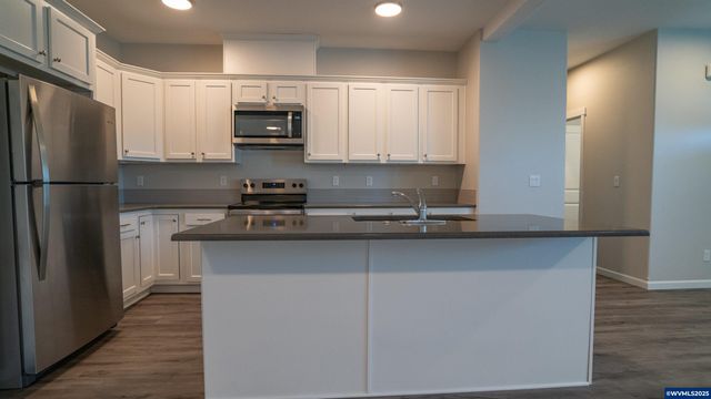 52 & 54 Sand Ridge Ct, Lebanon, OR 97355