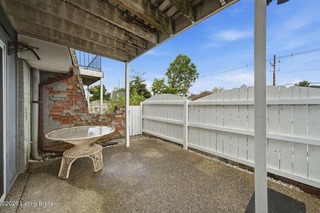 708 La Fontenay Ct, Louisville, KY 40223
