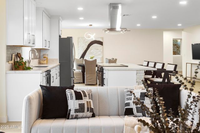 2273 E Clinton Street, Phoenix, AZ 85028