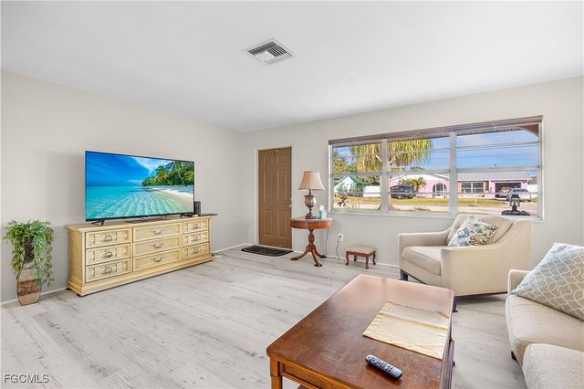 5948 Sonnet CT, North Fort Myers, FL 33903